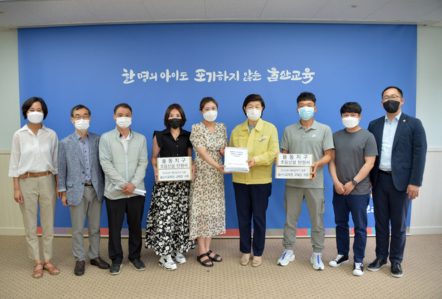 [울산=뉴시스] 구미현 기자 = 울산시교육청은 13일 접견실에서 북구 효문동 지역 교육여건 개선을 위한 간담회를 개최했다. 노옥희 교육감과 울산시의회 손근호 교육위원장이 주민들과 함께 지역 교육 현안을 논의했다. 2021.07.13. (사진=울산시의회 제공) photo@newsis.com *재판매 및 DB 금지