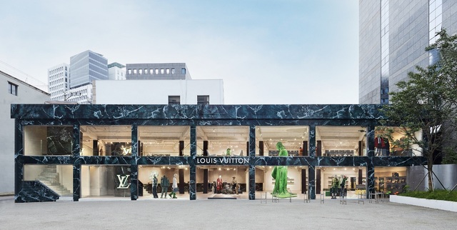 [서울=뉴시스]루이비통은 지난 12일부터 오는 31일까지 서울 성동구 성수동에 '템포러리 레지던시' 팝업 스토어를 열고 버질 아블로(Virgil Abloh)가 디자인한 2021 FW 남성 컬렉션을 공개했다. (사진=더시그니처 제공). 2021.07.13. photo@newsis.com *재판매 및 DB 금지