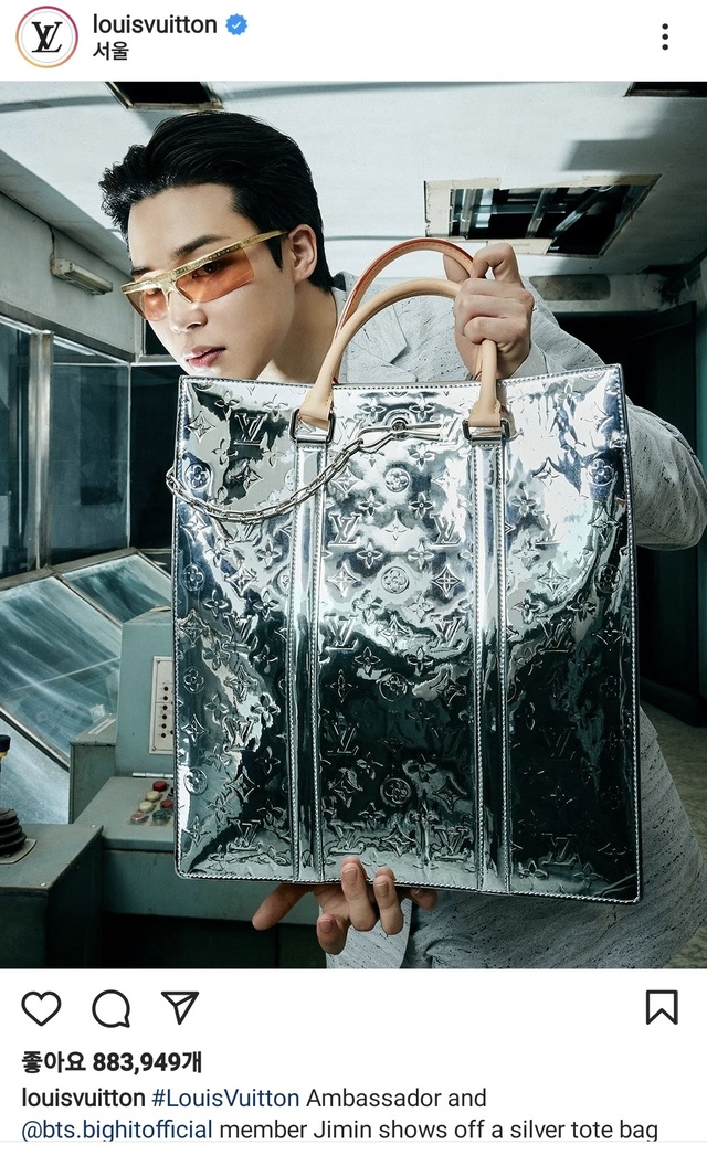 [서울=뉴시스]BTS 지민이 루이비통 2021 남성 FW 콜렉션 제품을 들고 있는 모습. (사진=루이비통 인스타그램 캡쳐). 2021.07.13. photo@newsis.com *재판매 및 DB 금지