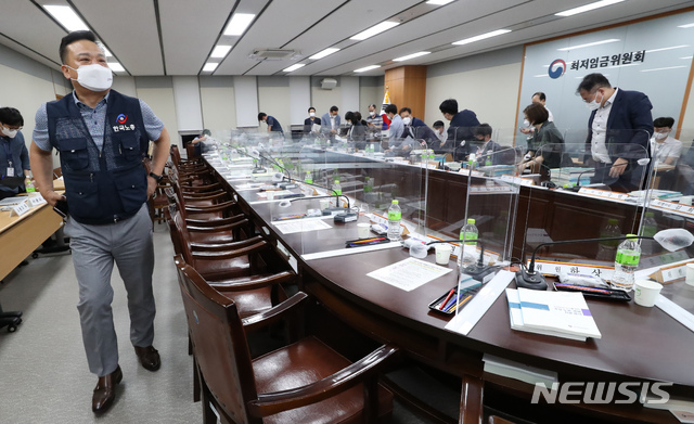 [세종=뉴시스] 강종민 기자 = 최저임금위원회 근로자 위원인 이동호 한국노총 사무총장이 12일 제9차 전원회의를 마친 뒤 회의장을 나서고 있다. 이날 전원회의에서는 사용자 위원 전원과 민주노총 소속 위원들이 퇴장했지만 한국노총은 퇴장하지 않았다. 내년도 최저임금은 9천160원으로 결정됐다. 2021.07.13. ppkjm@newsis.com