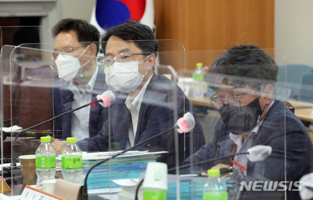 [세종=뉴시스] 강종민 기자 = 박준식 최저임금위원회 위원장이 지난해 7월13일 제9차 전원회의에서 내년도 최저임금을 9천160원으로 의결한 뒤 기자들의 질문에 답하고 있다. 2021.07.13. ppkjm@newsis.com
