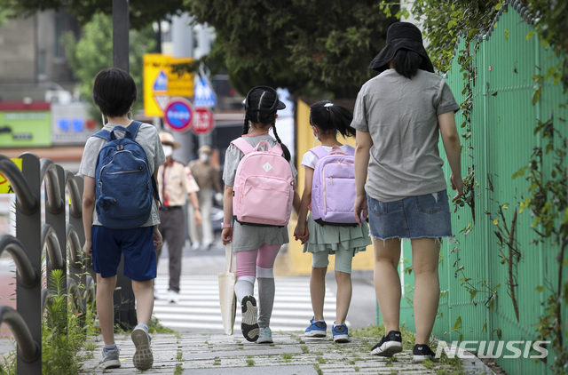 [서울=뉴시스] 유보통합 추진을 지지하는 전문가들은 인구절벽으로 현 정부 임기 중 영세한 유치원과 어린이집에 큰 타격이 올 수 있다고 우려한다. 사진은 지난해 7월13일 오전 서울시내의 한 초등학교에서 학생들이 등교하는 모습. (사진=뉴시스DB). 2022.07.23. photo@newsis.com