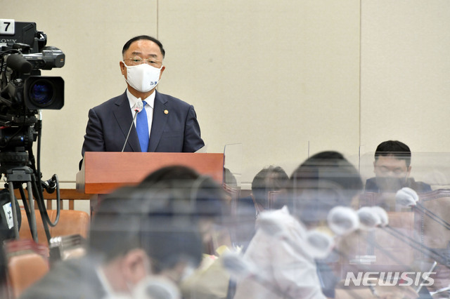 [서울=뉴시스] 최진석 기자 = 홍남기 경제부총리 겸 기획재정부 장관이 13일 서울 여의도 국회에서 열린 기획재정위 전체회의에서 제 2차 추경관련 제안설명을 하고 있다. (공동취재사진) 2021.07.13. photo@newsis.com