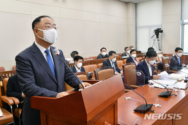 [서울=뉴시스] 최진석 기자 = 홍남기 경제부총리 겸 기획재정부 장관이 13일 서울 여의도 국회에서 열린 기획재정위 전체회의에서 제 2차 추경관련 제안설명을 하고 있다. (공동취재사진) 2021.07.13. photo@newsis.com