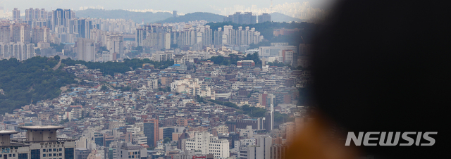 [서울=뉴시스] 조수정 기자 = 서울에서 빌라(다세대·연립주택) 거래량이 아파트 거래량을 6개월 연속 앞질렀다. 아파트값 상승세로 상대적으로 저렴한 빌라 수요가 늘어난 것으로 풀이된다. 13일 오전 서울 남산에서 시민들이 빌라 밀집지역을 바라보며 대화를 나누고 있다.  2021.07.13. chocrystal@newsis.com