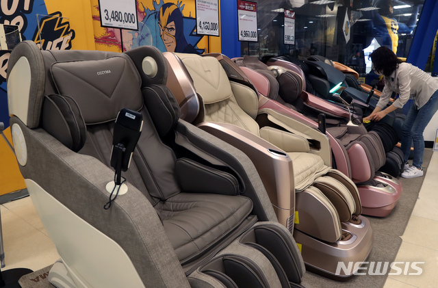 [서울=뉴시스]고승민 기자 = 코로나19 4차 대유행과 함께 '집콕' 시대가 장기화되면서 안마의자 판매량도 급증하고 있는 13일 서울의 한 대형마트에서 직원이 안마의자를 닦고 있다. 2021.07.13. kkssmm99@newsis.com