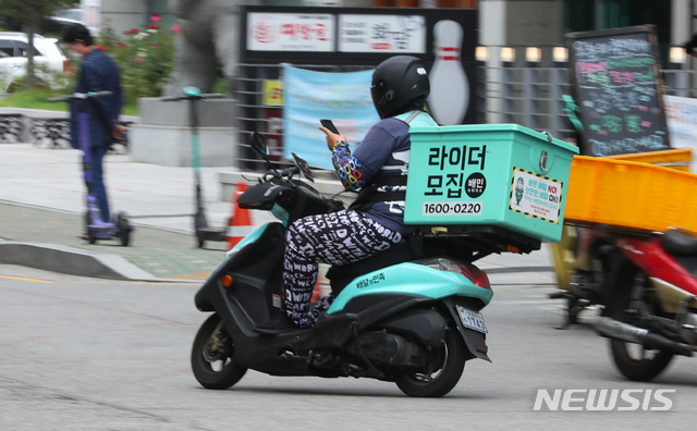 [서울=뉴시스] 배훈식 기자 = 지난 7월13일 오전 서울 여의도에서 한 배달대행 라이더가 이동하고 있다. 2021.07.13. dahora83@newsis.com