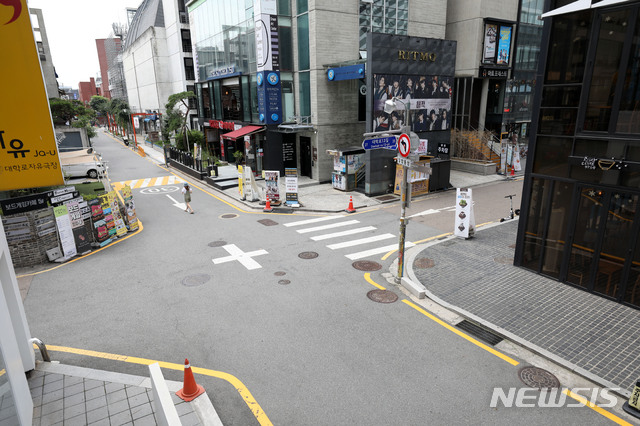 [서울=뉴시스] 김선웅 기자 = 수도권 사회적 거리두기 4단계가 시행 중인 13일 연극 등 공연장이 다수 위치한 서울 종로구 대학로가 한산한 모습을 보이고 있다. 2021.07.13. mangusta@newsis.com