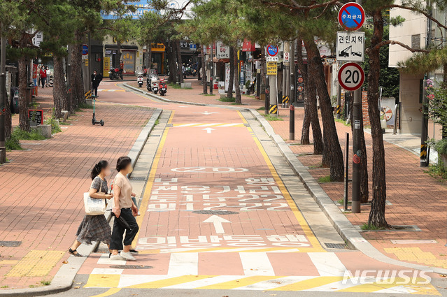 [서울=뉴시스] 백동현 기자 = 수도권에 코로나19 관련 '사회적 거리두기' 최고 수위인 4단계를 적용한 이틀째인 13일 서울 종로구 대학로 일대가 한산한 모습이다. 관계자들의 생업 수단인 공연은 4단계에서도 지정 좌석제를 운영하고 공연장 수칙을 적용해 관객 5,000명 이내에서는 오후 10시 이전까지 공연할 수 있다. 2021.07.13 livertrent@newsis.com