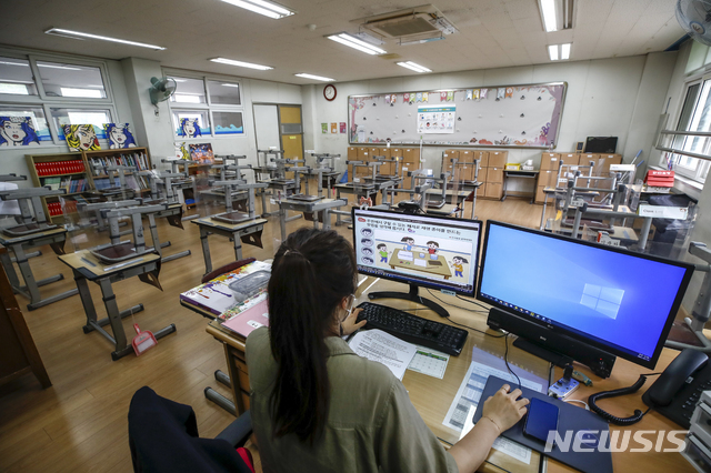 [서울=뉴시스] 정병혁 기자 = 13일 오전 서울시내의 한 초등학교에서 선생님이 원격수업 준비를 하고 있다. 코로나19 확산으로 수도권 사회적 거리두기 4단계가 시행되면서 관내 유치원과 초·중·고·특수학교가 원격수업으로 전환한다. 서울의 경우 학사일정 조정, 돌봄 공백을 최소화하기 위한 준비 기간 등을 고려해 14일부터 25일까지 원격수업으로 전환한다. 2021.07.13. jhope@newsis.com