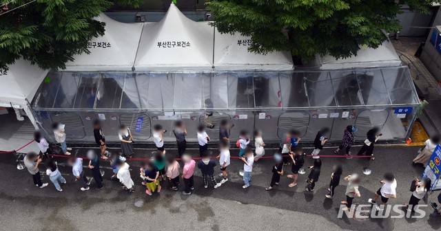 [부산=뉴시스] 하경민 기자 = 지난 13일 부산 부산진구보건소 선별진료소를 찾은 시민들이 코로나19 진단검사 검체 채취를 위해 길게 줄을 선 채 자신의 차례를 기다리고 있다. 2021.07.13. yulnetphoto@newsis.com