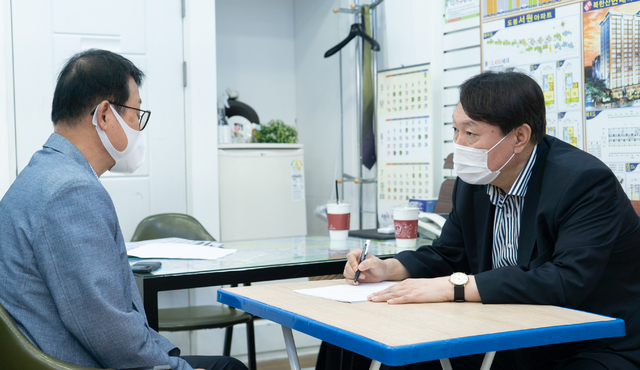 [서울=뉴시스]최진석 기자 = 윤석열 전 검찰총장이 13일 서울 도봉구 한 부동산을 방문해 중개인과 만나 의견을 청취하고 있다. (사진=윤석열 캠프 제공) 2021.07.13. photo@newsis.com *재판매 및 DB 금지