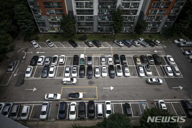 [서울=뉴시스] 정병혁 기자 = 수도권 사회적 거리두기 4단계 시행으로 재택근무가 늘어나고 있는 가운데 평일인 지난 7월13일 오후 서울시내 한 아파트 주차장에 차량들이 주차되어 있다. 2021.07.13. jhope@newsis.com