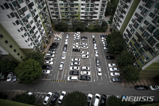 [서울=뉴시스] 정병혁 기자 = 서울시내 한 아파트 주차장에 차량들이 주차되어 있다. 2021.07.13. jhope@newsis.com