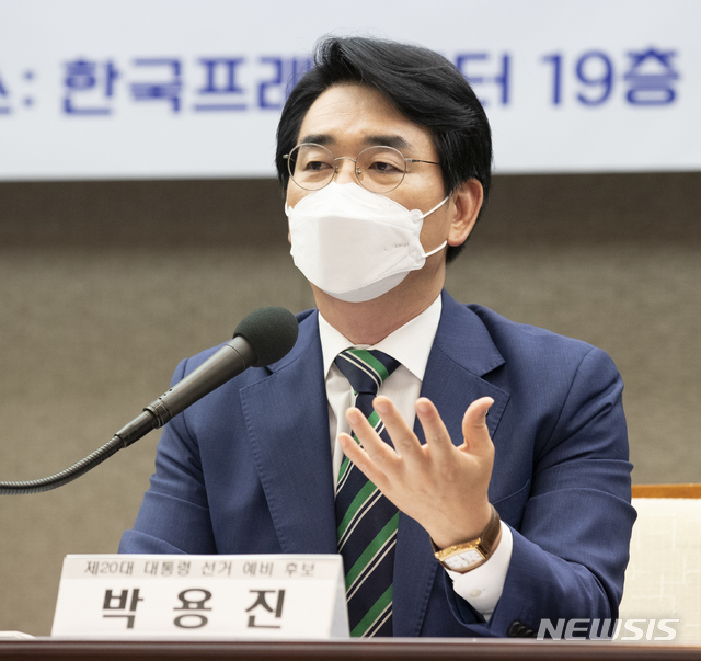 [서울=뉴시스]국회사진기자단 = 박용진 더불어민주당 제20대 대통령 선거 예비후보가 13일 오후 서울 중구 한국프레스센터 기자회견장에서 열린 한국기자협회 주최 박용진 의원 초청 왁자지껄 토론회에 참석해 질문에 답하고 있다. 2021.07.13. photo@newsis.com