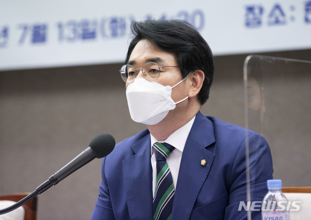 [서울=뉴시스]국회사진기자단 = 박용진 더불어민주당 제20대 대통령 선거 예비후보가 지난 13일 오후 서울 중구 한국프레스센터 기자회견장에서 열린 한국기자협회 주최 박용진 의원 초청 왁자지껄 토론회에 참석해 질문에 답하고 있다. 2021.07.13. photo@newsis.com