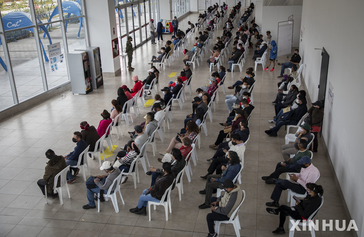 [키토( 에콰도르)= 신화/뉴시스] 지난 7월 13일 에콰도르의 수도 키토에서 코로나19 백신접종을 대기하는 사람들. 중남미와 카리브해 지역 국가들에서는 코로나19의 팬데믹으로 지난 1년간 기아인구가&nbsp; 로 급증했다고 유엔 단체들이 11월 30일 합동 보고서를 발표했다.&nbsp;&nbsp; 