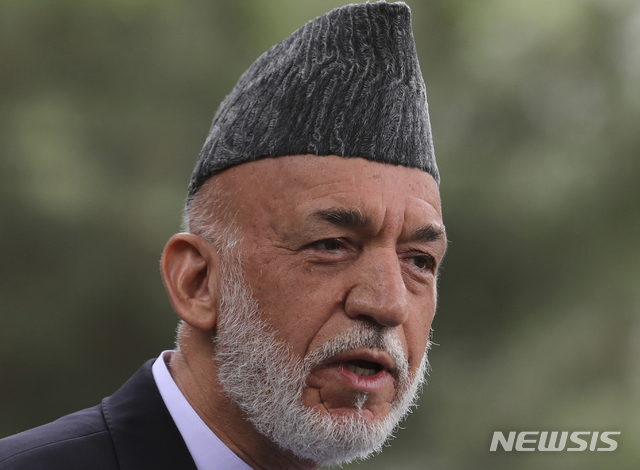 [카불(아프가니스탄)=AP/뉴시스]=하미드 카르자이 전 아프간 대통령이 13일(현지시간) 카불에서 기자회견을 열고 있다. 카르자이 전 대통령은 아프간 정부와 탈레반 모두에게 협상을 재개하고 내전을 끝낼 것을 촉구했다. 2021.07.13.photo@newsis.com