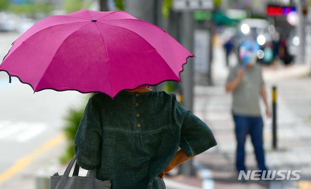 [광주=뉴시스] = 양산쓰고 햇빛 피하는 시민. (사진=뉴시스 DB). photo@newsis.com