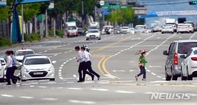 [광주=뉴시스] 폭염에 바쁜 발걸음. (사진은 기사와 관계없음·뉴시스DB). photo@newsis.com