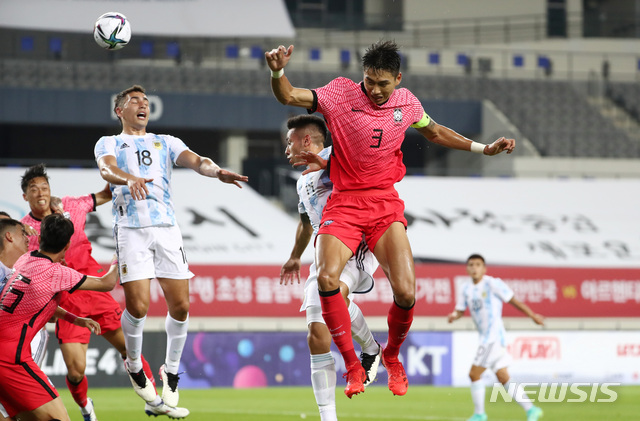 [용인=뉴시스] 이영환 기자 = 13일 오후 경기 용인시 용인미르스타디움에서 열린 올림픽 축구대표팀 평가전 대한민국과 아르헨티나의 경기 후반전, 대한민국 정태욱이 헤더슛을 하고 있다. 2021.07.13. 20hwan@newsis.com