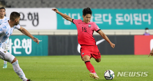 [용인=뉴시스] 이영환 기자 = 13일 오후 경기 용인시 용인미르스타디움에서 열린 올림픽 축구대표팀 평가전 대한민국과 아르헨티나의 경기 후반전, 대한민국 이강인이 슛을 하고 있다. 2021.07.13. 20hwan@newsis.com