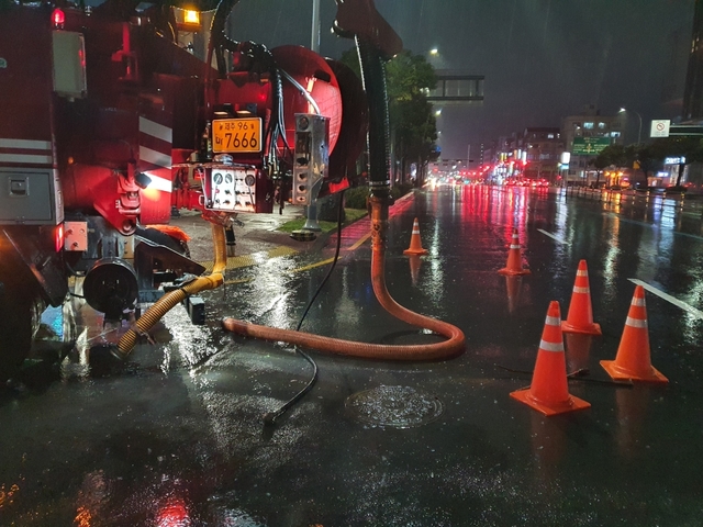 [제주=뉴시스] 제주시 관내 상습 침수지역 내 집수구에서 빗물이 넘쳐 빼내는 작업이 진행되고 있다. (사진=제주시 제공) *재판매 및 DB 금지