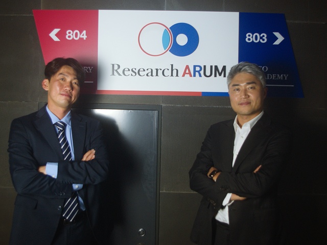 리서치알음 최성환 대표이사(오른쪽)와 내달 취임하는 이동현 신임대표의 모습. *재판매 및 DB 금지