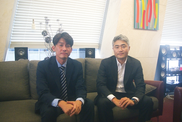 리서치알음 최성환 대표이사(오른쪽)와 내달 취임하는 이동현 신임대표의 모습. *재판매 및 DB 금지