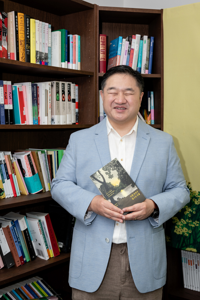 [서울=뉴시스]'어둠 속에서 빛나는 것들' 저자 신순규 (사진 = 민음사) 2021.7.14. photo@newsis.com