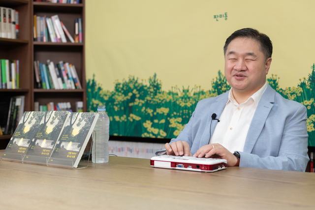[서울=뉴시스]'어둠 속에서 빛나는 것들' 저자 신순규 (사진 = 민음사) 2021.7.14. photo@newsis.com
