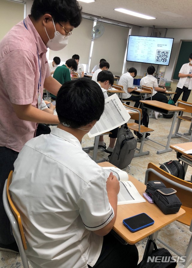 [김해=뉴시스] 홍정명 기자= 14일 김해 장유고 ‘진로·진학 셀프 컨설팅’에 참여한 학생이 상담을 받고 있다.(사진=장유고 제공) 2021.07.14. photo@newsis.com