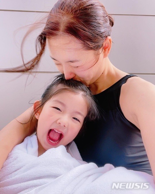 [서울=뉴시스] 배우 소이현과 딸. (사진=소이현 인스타그램 제공)2021.07.14 photo@newsis.com