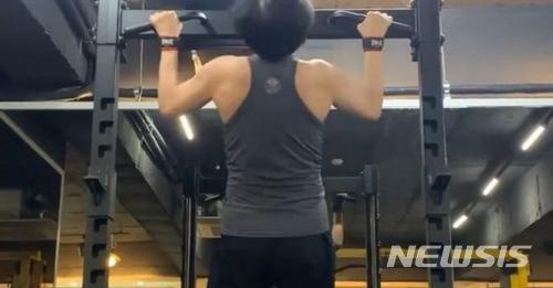 [서울=뉴시스]조국 전 법무부 장관이 13일 페이스북에 올렸다 내린 턱걸이 인증샷(사진출처=김근식 경남대 교수 페이스북)