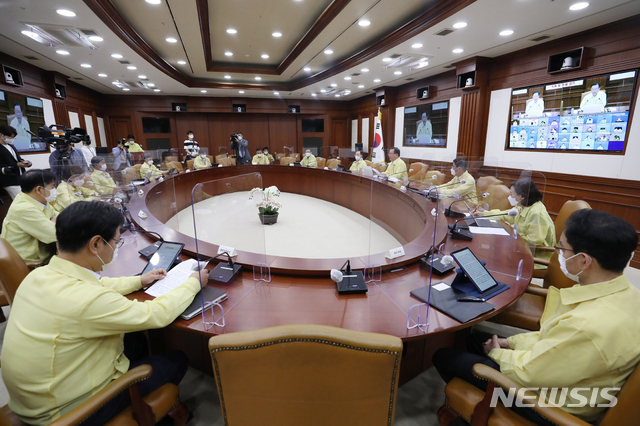[서울=뉴시스] 김명원 기자 = 김부겸 국무총리가 14일 오전 서울 종로구 정부서울청사에서 열린 코로나19 중앙재난안전대책본부(중대본) 회의에 참석해 발언하고 있다.&nbsp; (공동취재사진) 2021.07.14. photo@newsis.com
