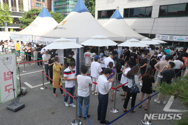 [서울=뉴시스]고승민 기자 = 0시 기준 국내 코로나19 신규 확진자가 1615명을 기록하고 있는 14일 서울 강남구보건소 선별진료소를 찾은 시민들이 검사를 기다리고 있다. 2021.07.14. kkssmm99@newsis.com