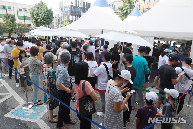 [서울=뉴시스]고승민 기자 = 0시 기준 국내 코로나19 신규 확진자가 1615명을 기록한 지난 14일 서울 강남구보건소 선별진료소를 찾은 시민들이 검사를 기다리고 있다. 2021.07.14. kkssmm99@newsis.com