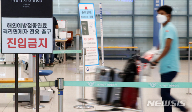 [인천공항=뉴시스] 배훈식 기자 = 코로나19 델타 변이 바이러스의 확산으로 연일 1000명 대의 신규 확진자가 발생한 14일 오전 인천국제공항 제1터미널에서 해외 입국자들이 검역 안내를 받아 이동하고 있다. 2021.07.14. dahora83@newsis.com