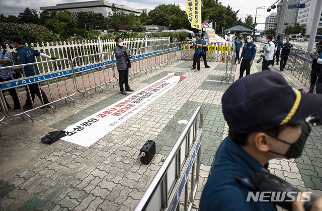 [서울=뉴시스] 정병혁 기자 = 14일 오전 서울 여의도 국회 앞에서 열린 한국외식업중앙회의 코로나19 소상공인 피해대책 마련 촉구 1인 시위와 중소상공인·자영업자비상행동연대의 코로나19 4차 대유행 방역실패 규탄 및 피해보상위원회 즉각 구성 촉구와 2차 추경에 소급적용 예산 개편을 촉구하는 기자회견에서 영등포경찰서 경비과장 등 경찰이 수도권 거리두기 4단계에 따라 단체 관계자들에게 회견 장소 접근을 제한하고 있다. 2021.07.14. jhope@newsis.com