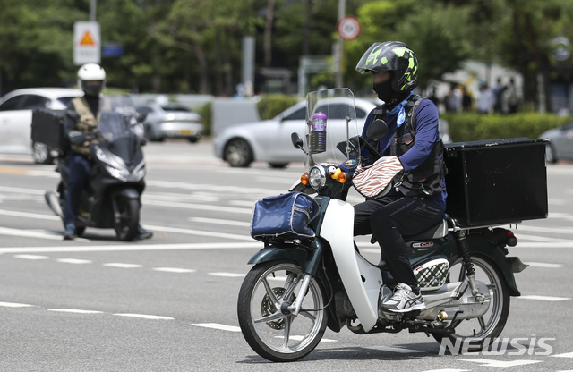 [서울=뉴시스] 정병혁 기자 = 서울 여의도에서 배달 오토바이 기사들이 분주하게 이동하고 있다. 2021.07.14. jhope@newsis.com