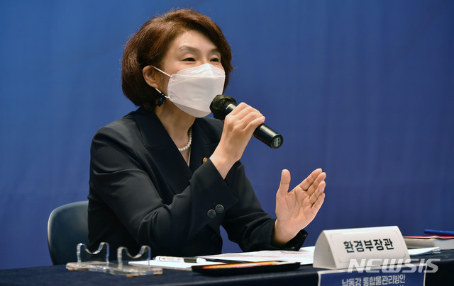 [구미=뉴시스] 이무열 기자 = 한정애 환경부 장관이 지난 7월14일 오전 경북 구미시 구미코 컨벤션센터 대회의실에서 열린 ‘낙동강 통합물관리방안 구미지역 합동 설명회’에서 인사말을 하고 있다. 2021.07.14. lmy@newsis.com