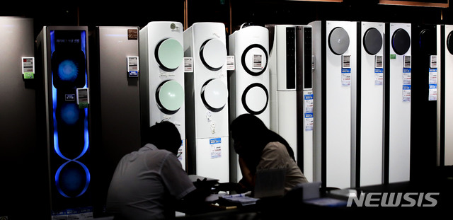 [서울=뉴시스] 서울 시내의 가전제품 매장에서 에어컨이 판매되고 있다. (사진=뉴시스 DB). photo@newsis.com