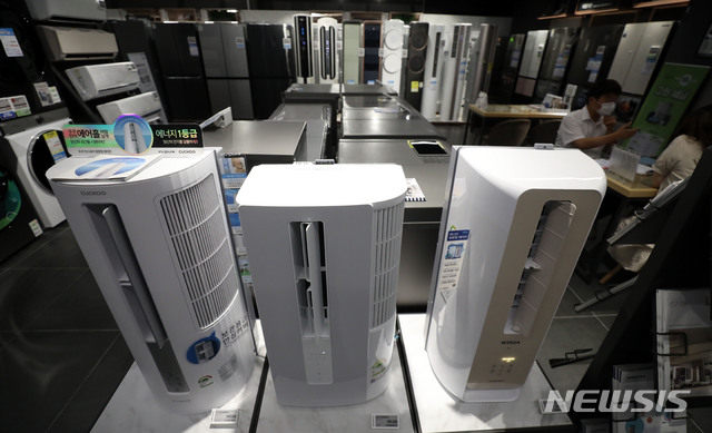 [서울=뉴시스] 김선웅 기자 = 서울 최고기온이 33도를 기록하고 열대야가 시작되는 등 연일 폭염이 지속되는 14일 서울 시내의 가전제품 매장에서 에어컨이 판매되고 있다. 2021.07.14. mangusta@newsis.com