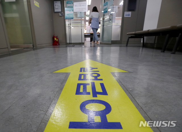 [서울=뉴시스] 김병문 기자 = 서울 마포구 서울서부고용복지플러스센터를 찾은 시민이 실업급여 상담을 받기 위해 이동하고 있다. 2021.07.14. dadazon@newsis.com