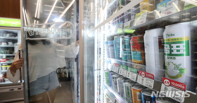 [서울=뉴시스] 김병문 기자 = 코로나19 사회적 거리두기 4단계 격상으로 편의점 맥주 판매량이 증가한 가운데 14일 오후 서울 시내 한 편의점에 캔맥주가 진열돼 있다. 2021.07.14. dadazon@newsis.com