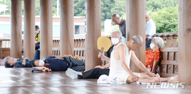 [전주=뉴시스] 김얼 기자 = 연일 무더위가 기승을 부리고 있는 지난 14일 전북 전주시 전주한옥마을 남천교 청연루에서 시민들이 더위를 피하며 휴식을 취하고 있다. 2021.07.14. pmkeul@newsis.com