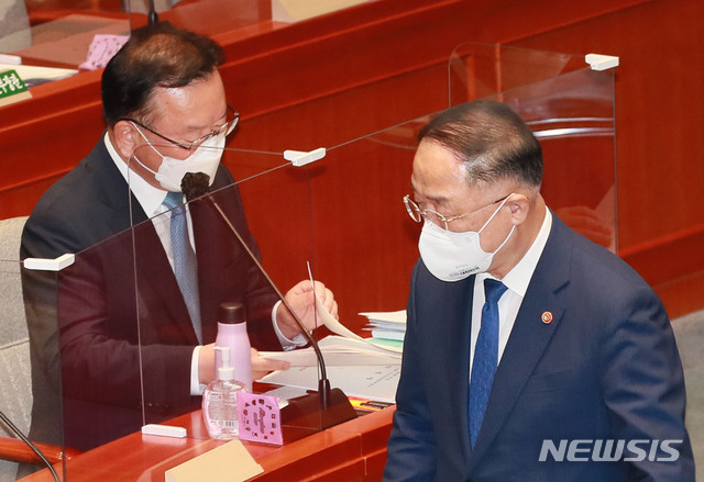 [서울=뉴시스] 최동준 기자 = 홍남기 경제부총리 겸 기획재정부 장관이 14일 서울 여의도 국회에서 열린 예산결산특별위원회 전체회의에서 2차 추가경정예산안에 대해 제안설명 후 자리로 향하고 있다. (공동취재사진) 2021.07.14. photo@newsis.com