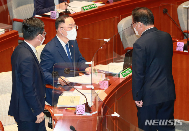 [서울=뉴시스] 최동준 기자 = 김부겸 국무총리, 홍남기 경제부총리 겸 기획재정부 장관이 14일 서울 여의도 국회에서 열린 예산결산특별위원회 전체회의에서 대화하고 있다. (공동취재사진) 2021.07.14. photo@newsis.com