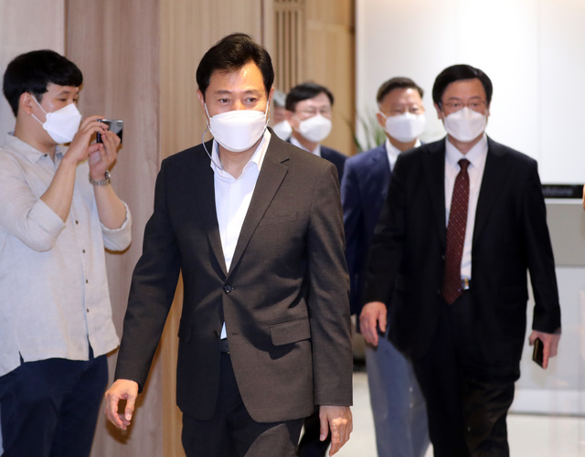 [서울=뉴시스] 전진환 기자 = 오세훈 서울시장이 14일 오후 코로나19 민관협력 공동대응회의를 하기 위해 6개 상급종합병원장들과 서울시청 집무실로 들어오고 있다. 2021.07.14. amin2@newsis.com