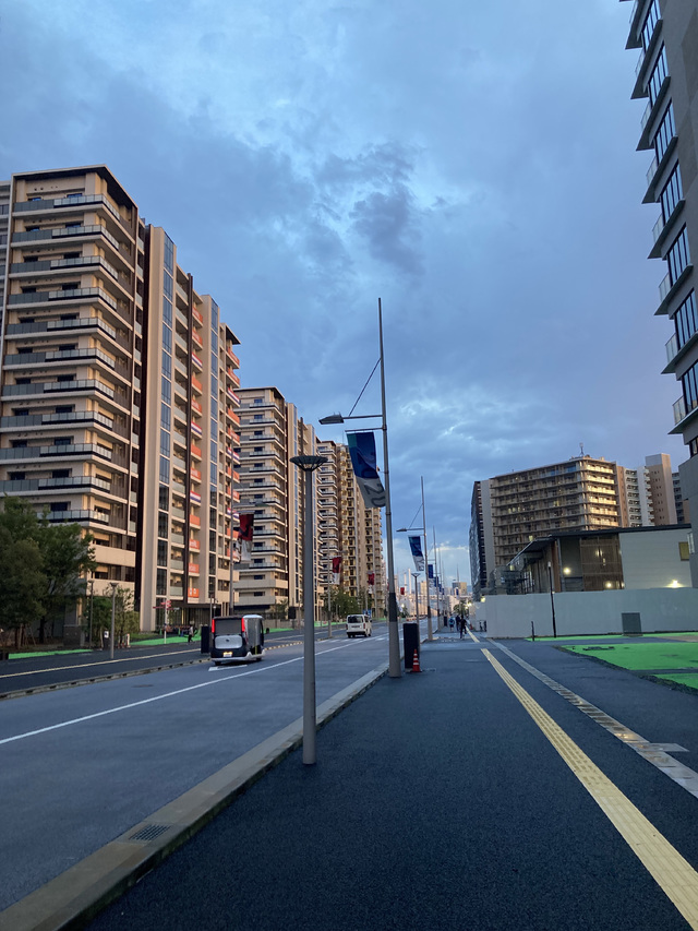 [서울=뉴시스] 이영환 기자 = 도쿄올림픽 개막을 열흘 앞둔 지난 13일 선수들이 생활하는 선수촌이 문을 열었다. 도쿄올림픽 조직위는 코로나19 방역을 이유로 선수단 입촌 상황 등을 공개하지 않을 계획이며 선수들은 외부와의 접촉을 철저히 차단한 채 선수촌과 경기장 등 필수적인 장소만 오갈 수 있다. 외부 식당, 상점 등은 자유롭게 다닐 수 없다. 또 선수촌에 체류 중인 선수들은 매일 코로나19 검사를 받아야 한다. 사진은 14일 올림픽 선수촌의 모습. (사진=대한체육회 제공) 2021.07.14. photo@newsis.com *재판매 및 DB 금지